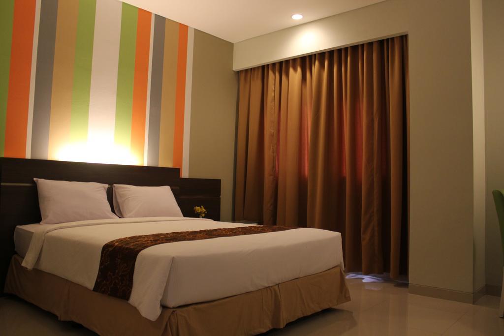 Pose In Hotel Solo Rom bilde