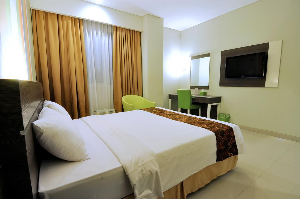 Pose In Hotel Solo Rom bilde